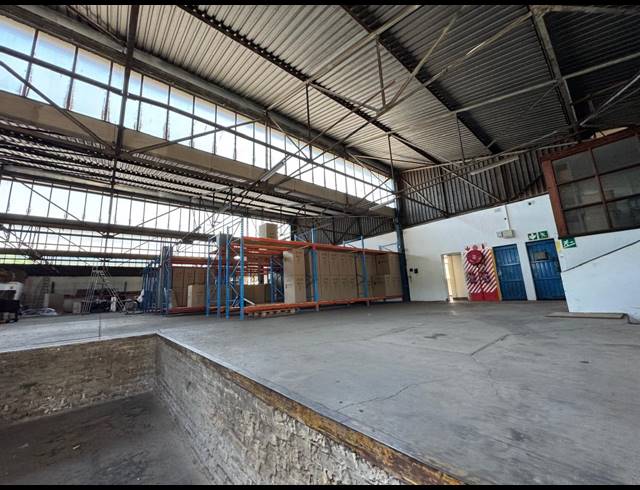 1,100M² WAREHOUSE FOR SALE IN NEWLANDS